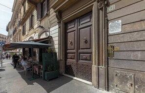 Exterior - IMMERSE YOURSELF IN THE AUTHENTIC RHYTHM & ATMOSPHERE OF ROME NEAR COLOSSEUM (Roma)