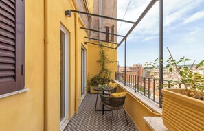 Outdoor dining - IMMERSE YOURSELF IN THE AUTHENTIC RHYTHM & ATMOSPHERE OF ROME NEAR COLOSSEUM (Roma)
