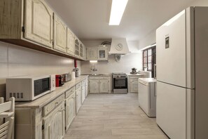 Jääkaappi, mikroaaltouuni, uuni, liesi