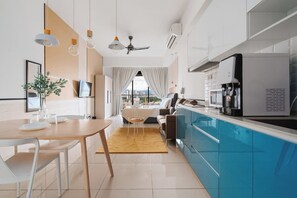 Fridge, microwave, stovetop, cookware/dishes/utensils - Cozy Studio @ Continew |Near TRX + Wi-Fi + Carpark (Kuala Lumpur)