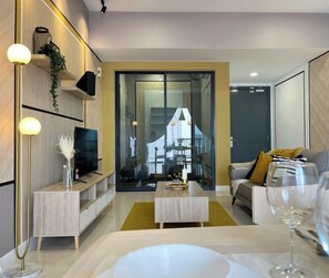 TV - Lemon Loft 2BR | Opposite MyTown | Near TRX + MRT (Kuala Lumpur)
