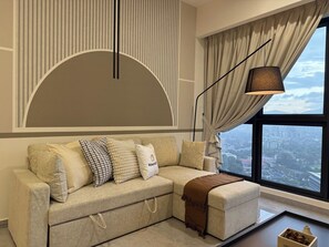 TV - Grand 2BR @ Agile Bukit Bintang | Wi-Fi + Parking (Kuala Lumpur)