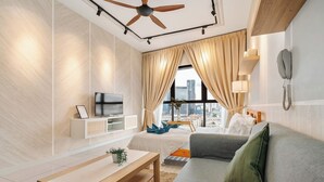 Quarto de hotel moderno com vista para a cidade, TV de tela plana, um banco de madeira, um sofá cinza e um ventilador de teto.