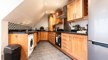 Kjøleskap, mikrobølgeovn, ovn og kokeplater