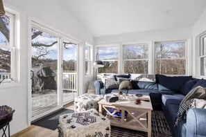 Living area - Catskills Lakehouse, Windham Ski, Hot tub, Firepit (Cairo)