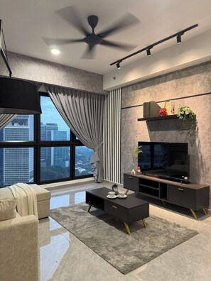 TV - Plush 2BR @ Agile Bukit Bintang | Wi-Fi + Netflix (Kuala Lumpur)