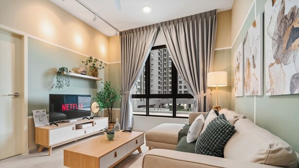 Uma sala de estar moderna com televisão de tela plana, mesa de centro, sofá e uma janela grande com cortinas.