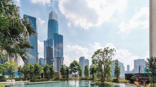 Una piscina con un horizonte urbano al fondo.