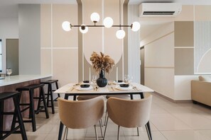 Dining - Modish Escape 4BR @ MVertica | MRT+ Wi-Fi + Netflx (Kuala Lumpur)