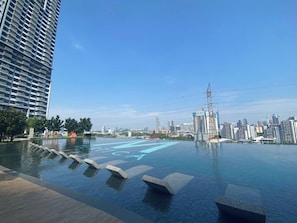 Pool - Modish Escape 4BR @ MVertica | MRT+ Wi-Fi + Netflx (Kuala Lumpur)