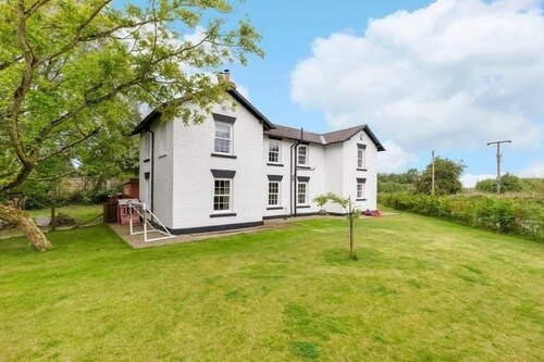 Countryside Escape | Sleeps up to 11 & Cabin