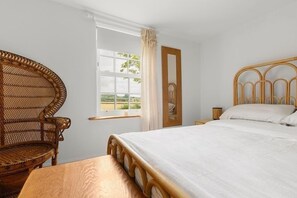 5 bedrooms, iron/ironing board, free WiFi, bed sheets