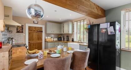 Countryside Escape | Sleeps up to 11 & Cabin