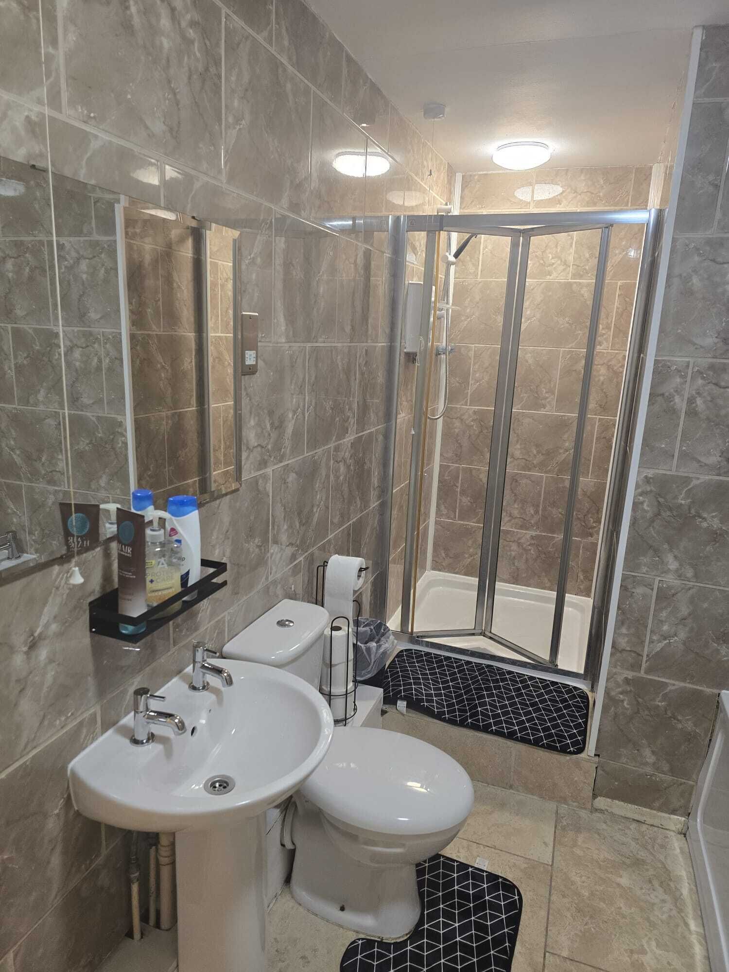 Een douche, een haardroger, handdoeken, zeep