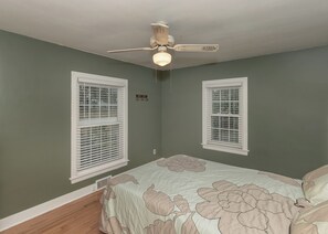 2 bedrooms, Internet - 2 bedroom/1 bath house close to hospitals and attractions in East Davenport. (Davenport)
