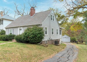 Exterior - 2 bedroom/1 bath house close to hospitals and attractions in East Davenport. (Davenport)