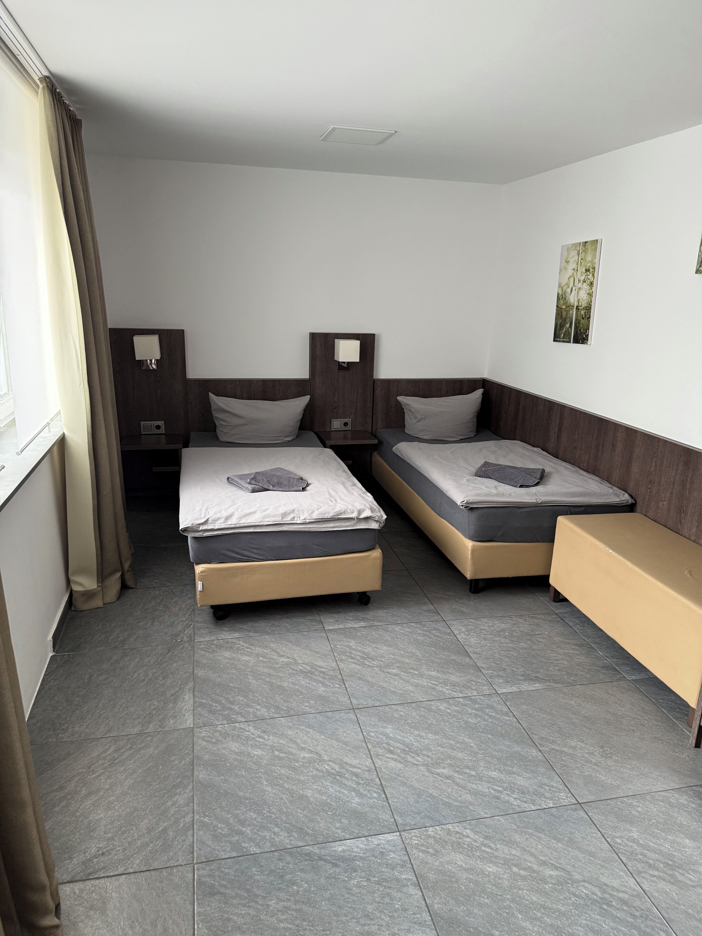 Apartamento, 2 habitaciones | Espacio para trabajar con un portátil y tabla de planchar con plancha