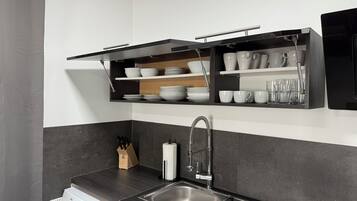 Lemari es, microwave, oven, dan kompor