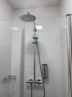 Een haardroger, handdoeken, zeep, shampoo