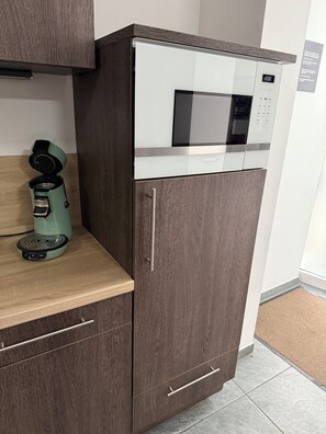 Apartment, 2 Bedrooms | Private kitchen | Fridge, microwave, oven, stovetop - Blauer Stein - Core it02- Haus (Bergheim)