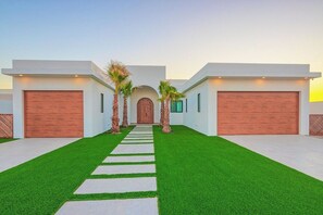 Property grounds - Ocean Breeze Home for 16 guests! (Laguna Shores)