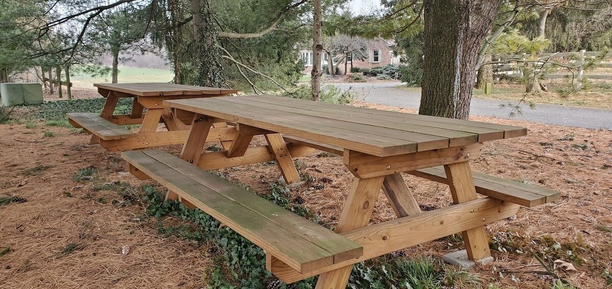 Une table de pique-nique en bois dans un parc.