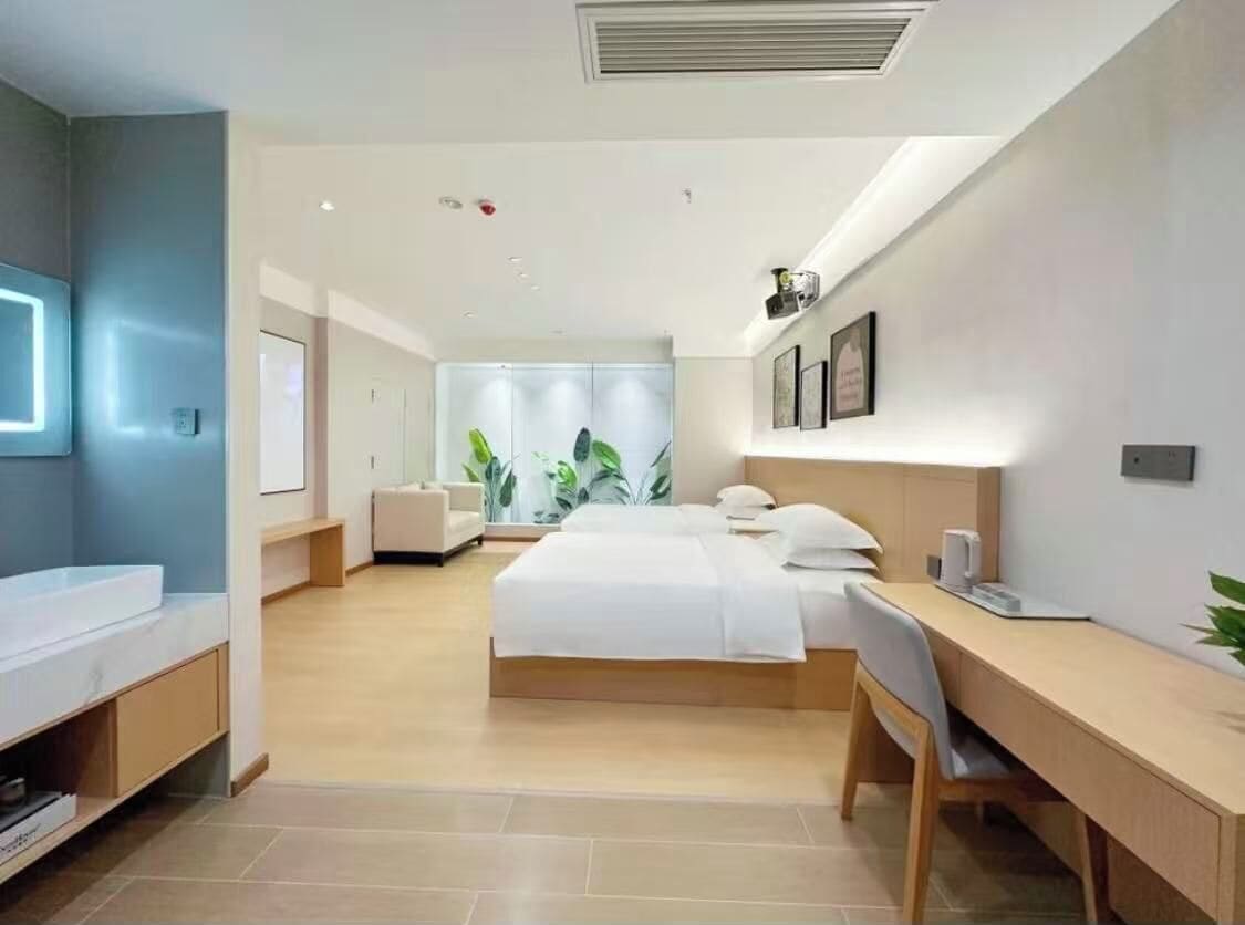 Economy Quadruple Room | Bathroom | Hair dryer, towels, shampoo, toilet paper