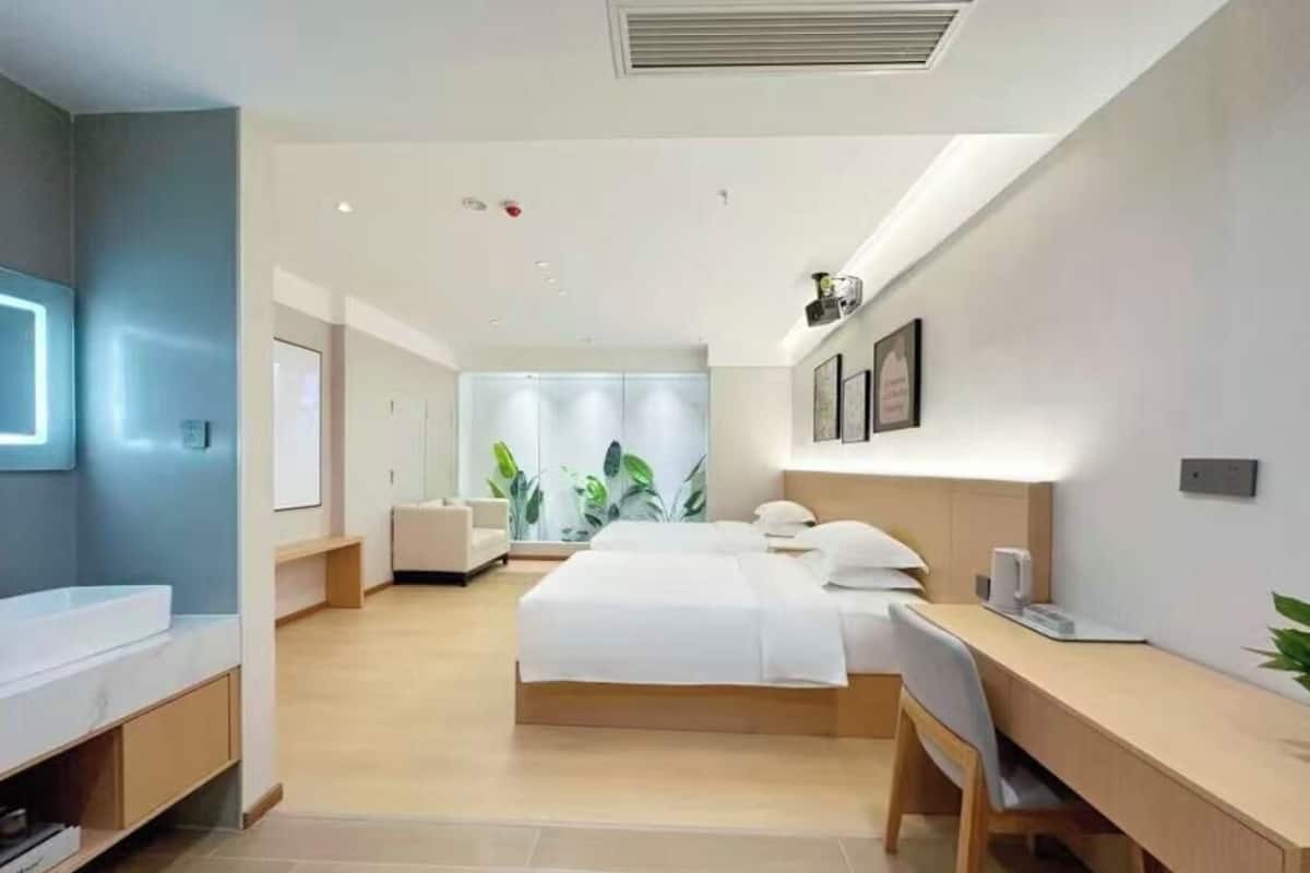 Economy Quadruple Room | Bathroom | Hair dryer, towels, shampoo, toilet paper