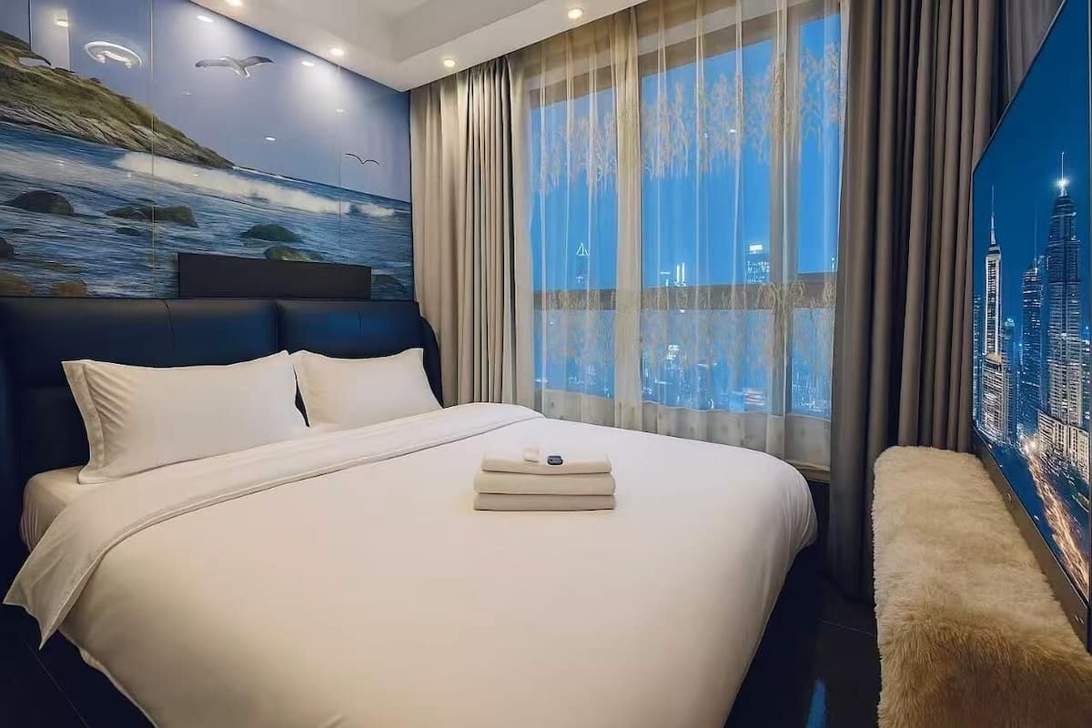Condo tiện nghi đơn giản, quang cảnh thành phố | Bộ đồ giường cao cấp, chăn bông, nệm cao su hoạt tính (memory foam)