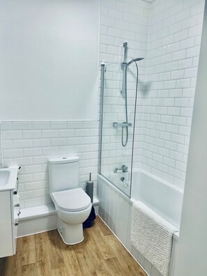 Hair dryer, towels - 2 Bedroom Cosy Apartment in Strood High Street. (Medway)