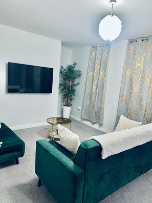 TV - 2 Bedroom Cosy Apartment in Strood High Street. (Medway)