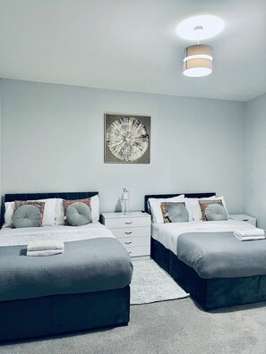 2 slaapkamers, een strijkplank/strijkijzer, gratis wifi, beddengoed
