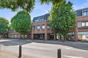Exterior - Central 2 Bed Flat, Free Parking, Gym, Cinema Room (Bedford)