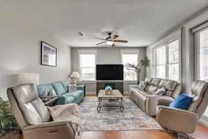 TV, books, video library - Beach + Pool Access: Resort Getaway in Galveston! (Galveston)