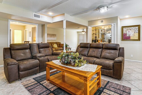 Patio + Fenced Yard: Group Getaway Near Fort Bliss