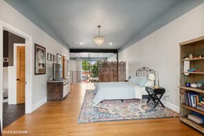 2 bedrooms, iron/ironing board, WiFi, bed sheets - Northhalsted Terrace · Modern Luxury for an Unforgettable Chicago Stay (Chicago)
