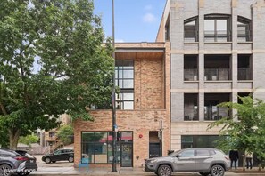 Exterior - Northhalsted Terrace · Modern Luxury for an Unforgettable Chicago Stay (Chicago)