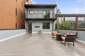 Outdoor dining - Northhalsted Terrace · Modern Luxury for an Unforgettable Chicago Stay (Chicago)