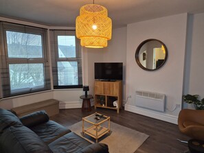 TV - Stylish apartment with FREE PARKING Gatwick 30 min drive (Greater London)