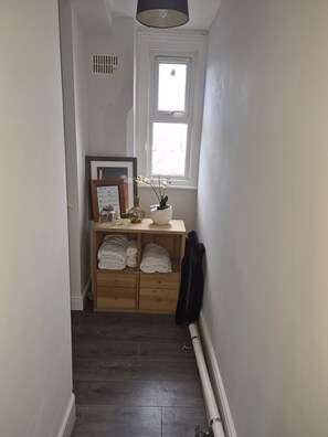 Interior - Stylish apartment with FREE PARKING Gatwick 30 min drive (Greater London)