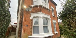 Exterior - Stylish apartment with FREE PARKING Gatwick 30 min drive (Greater London)