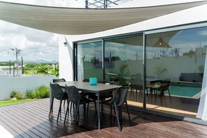 Outdoor dining - Villa Aaya Grand Baie, Private Pool,3 Bedrooms, 7 mins to Pereybere beach (Moka District)