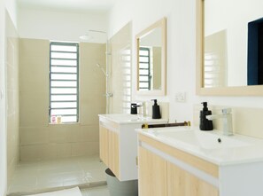 Hair dryer, towels, soap, toilet paper - Villa Aaya Grand Baie, Private Pool,3 Bedrooms, 7 mins to Pereybere beach (Moka District)