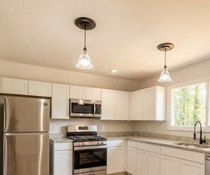Microwave, oven, stovetop, dishwasher - 7 mins to the Airport & GICC! Hot Tub, Movie Room & Arcade (College Park)