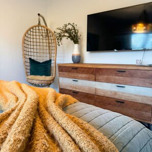 3 bedrooms, iron/ironing board, Internet, bed sheets - 7 mins to the Airport & GICC! Hot Tub, Movie Room & Arcade (College Park)