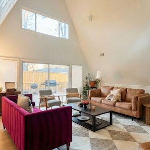 TV, fireplace - 7 mins to the Airport & GICC! Hot Tub, Movie Room & Arcade (College Park)