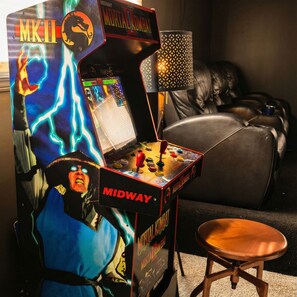 Games room - 7 mins to the Airport & GICC! Hot Tub, Movie Room & Arcade (College Park)