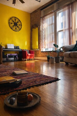 Living area - Beautiful Loft @ Downtown ATL: 6-min walk from Stadium, Rooftop & Parking (Atlanta)