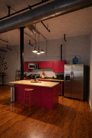 Private kitchen - Beautiful Loft @ Downtown ATL: 6-min walk from Stadium, Rooftop & Parking (Atlanta)