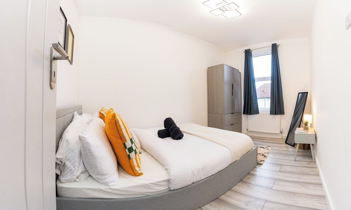 4 bedrooms, iron/ironing board, Internet, bed sheets